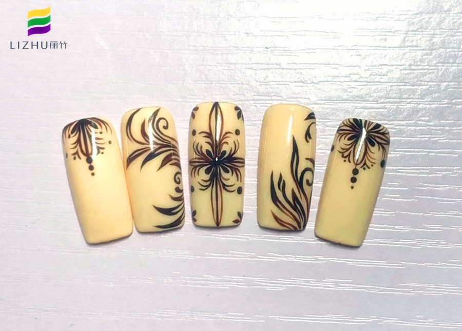 廣西美甲職業(yè)培訓學校作品：圖騰美甲