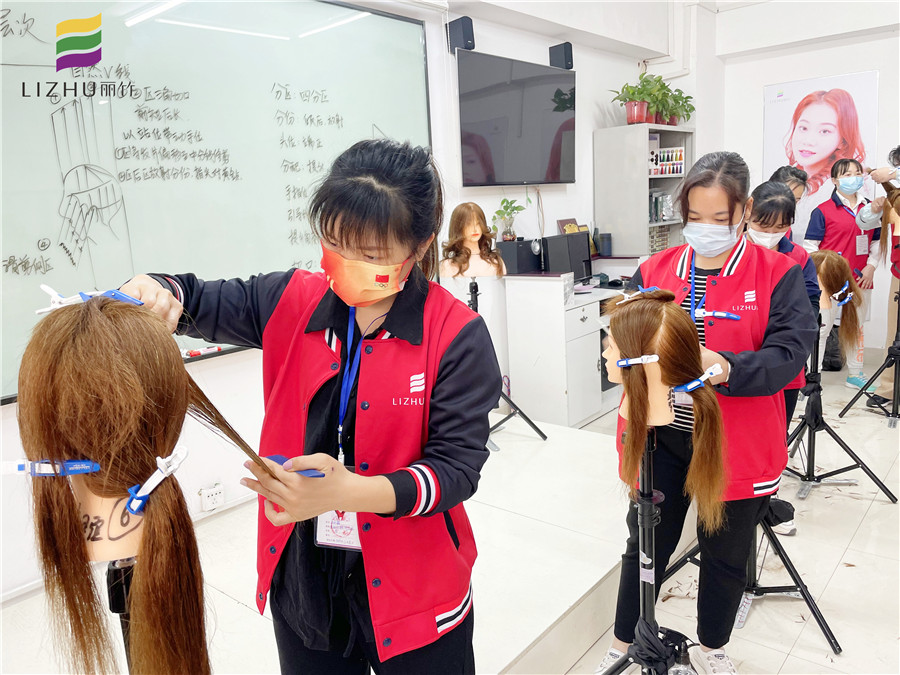 “自然V線”修剪，廣西美發(fā)學(xué)校十大名校課程