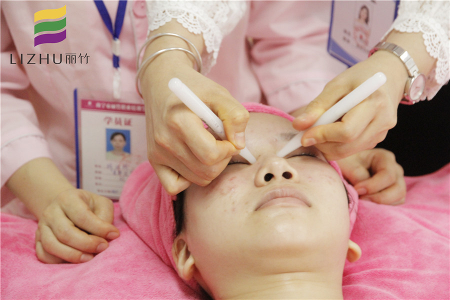 眼部撥筋的好處和壞處，學(xué)美容的正規(guī)學(xué)校推薦