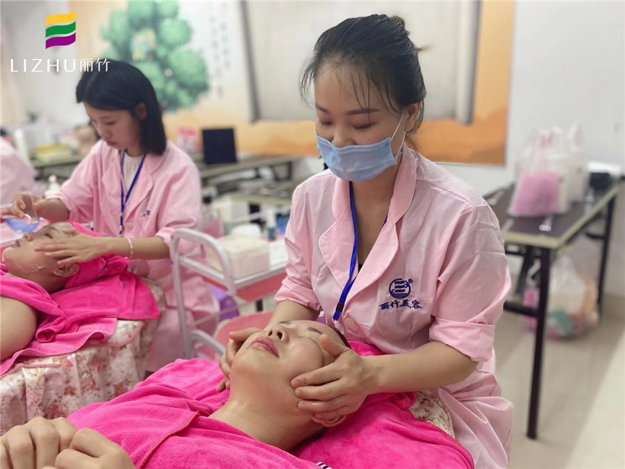 面部皮膚護(hù)理要學(xué)什么？廣西美容學(xué)校十大名校為你介紹