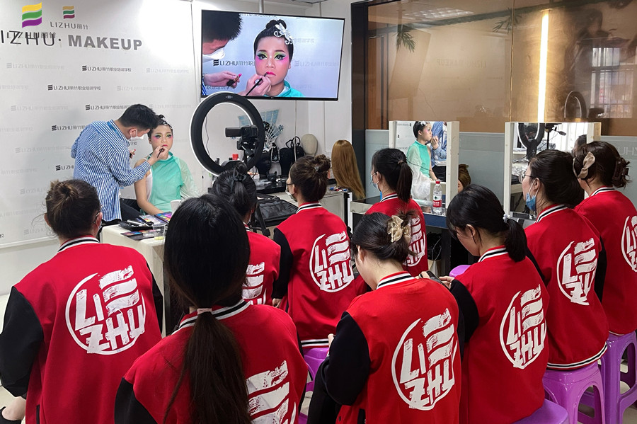 廣西彩妝學校舞臺妝欣賞，展現(xiàn)色彩夸張之美