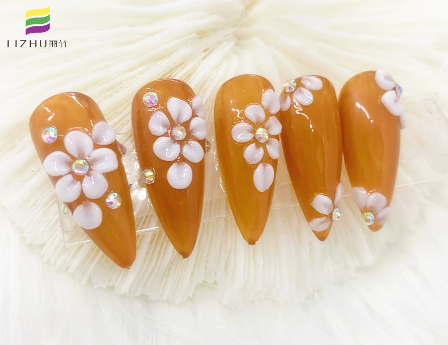 彩繪立體雕花美甲，南寧美甲培訓專業(yè)學校作品