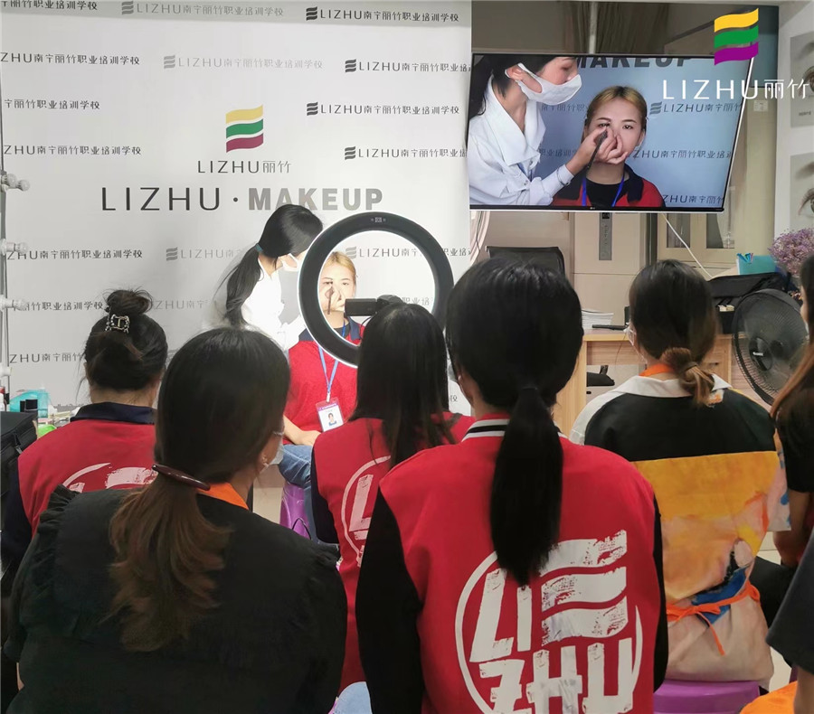 化妝新手畫眉方法，廣西化妝彩妝培訓(xùn)學(xué)校演示手法