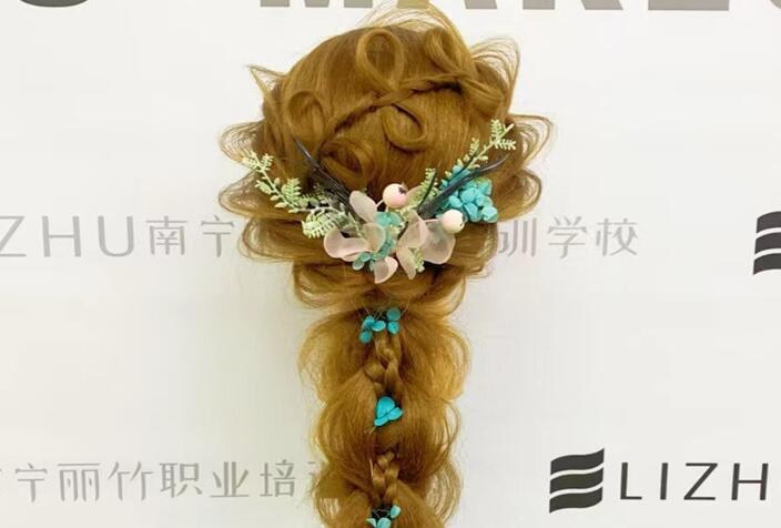 森系編發(fā)造型圖片，南寧編發(fā)培訓(xùn)學(xué)校作品