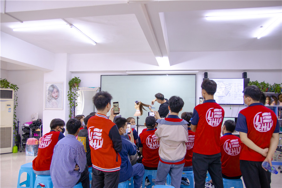 中長發(fā)尾層次修剪，南寧理發(fā)培訓(xùn)學(xué)校演示手法