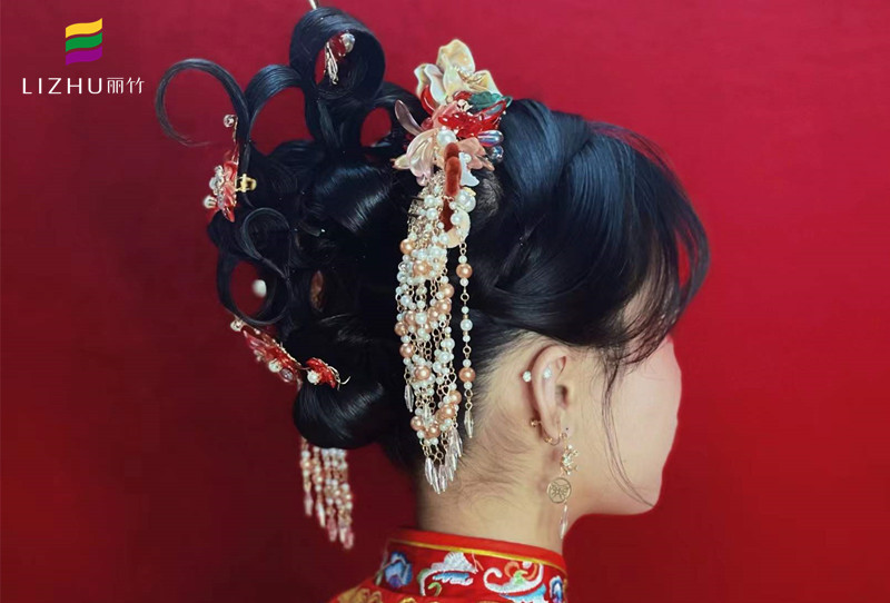 中式秀禾發(fā)型圖片，廣西學(xué)習(xí)化妝盤發(fā)教程