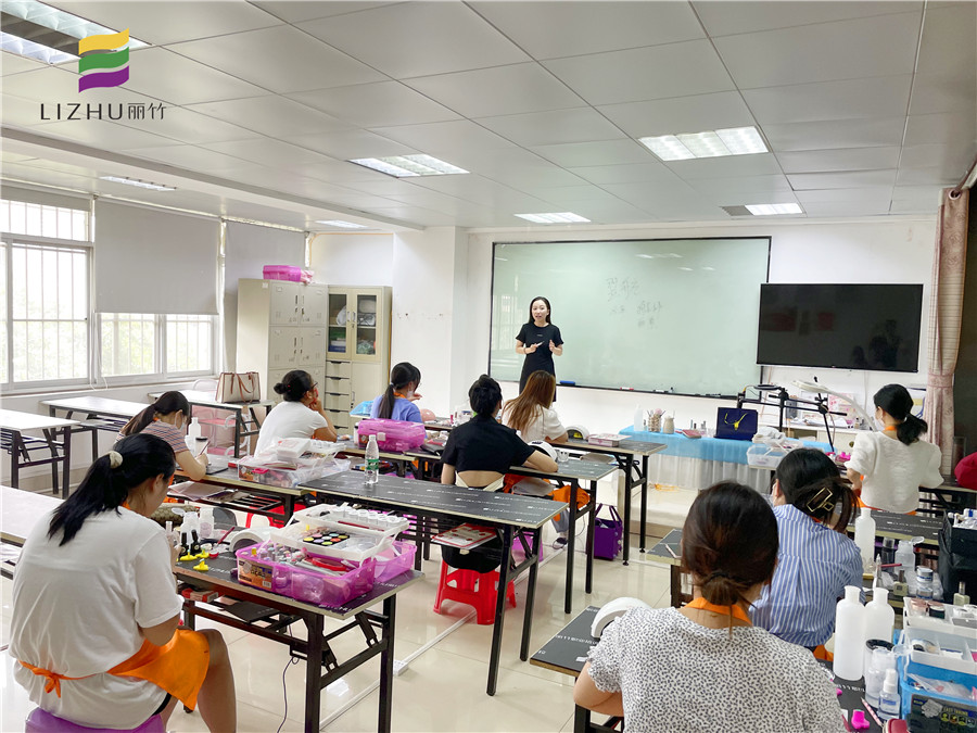 翌航定制美學連鎖機構(gòu)專場，南寧美甲培訓學校就業(yè)宣講