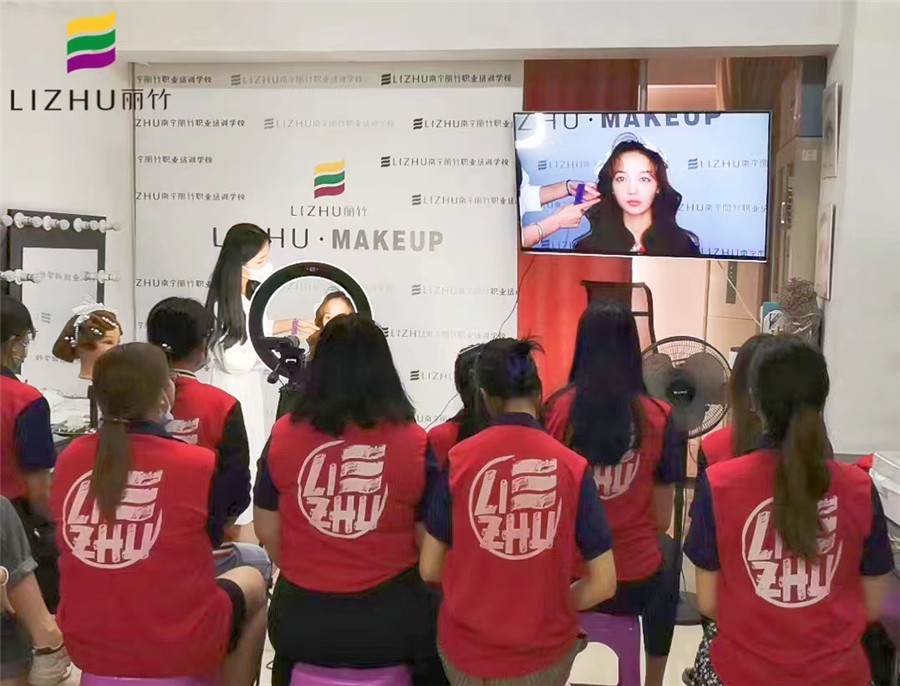 韓式披發(fā)造型，南寧時尚彩妝培訓班課堂分享