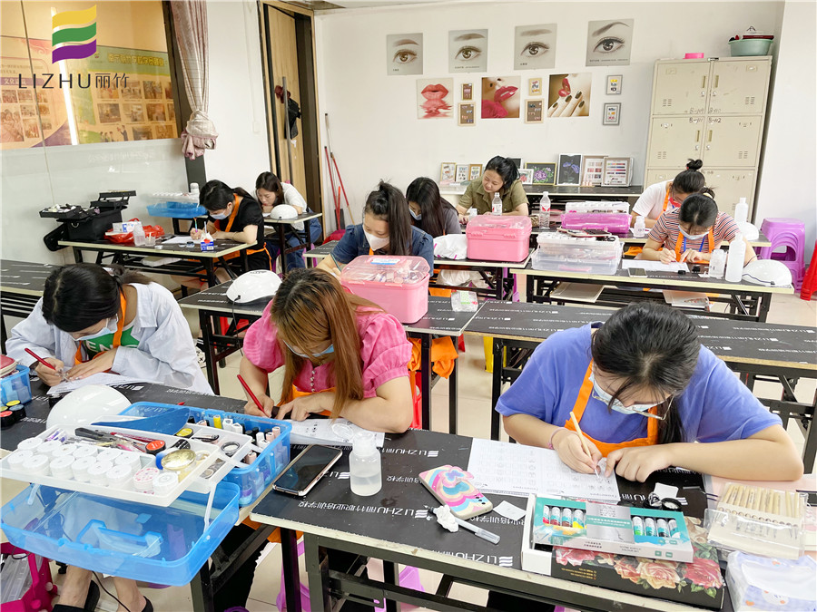 去南寧美甲培訓學校學美甲要會畫畫嗎？