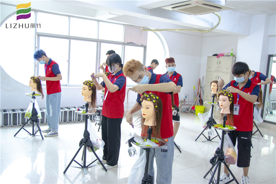 美發(fā)上杠如何加定型水？南寧培訓(xùn)燙發(fā)課程