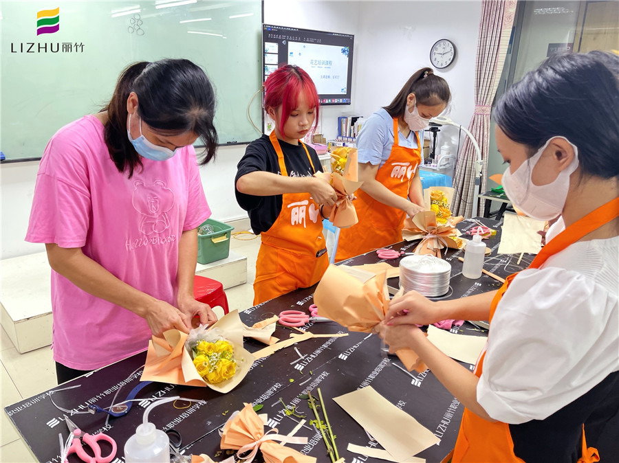 櫥窗禮盒&MINI花束，南寧花藝師培訓(xùn)學(xué)校作品