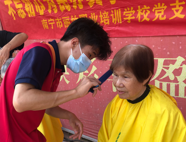 麗竹美發(fā)社會(huì)實(shí)踐活動(dòng)-南鷹苑小區(qū)理發(fā)