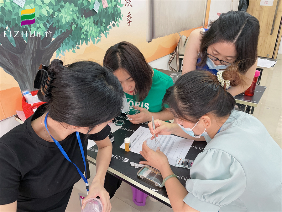 如何用杯子練習嫁接睫毛？來南寧美睫專業(yè)學校看看啊