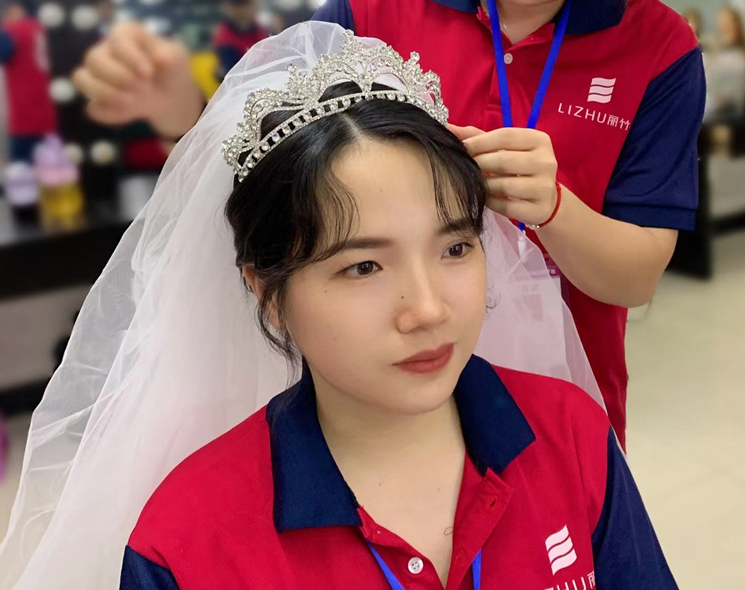 學化妝盤發(fā)基本手法，到麗竹化妝造型學校