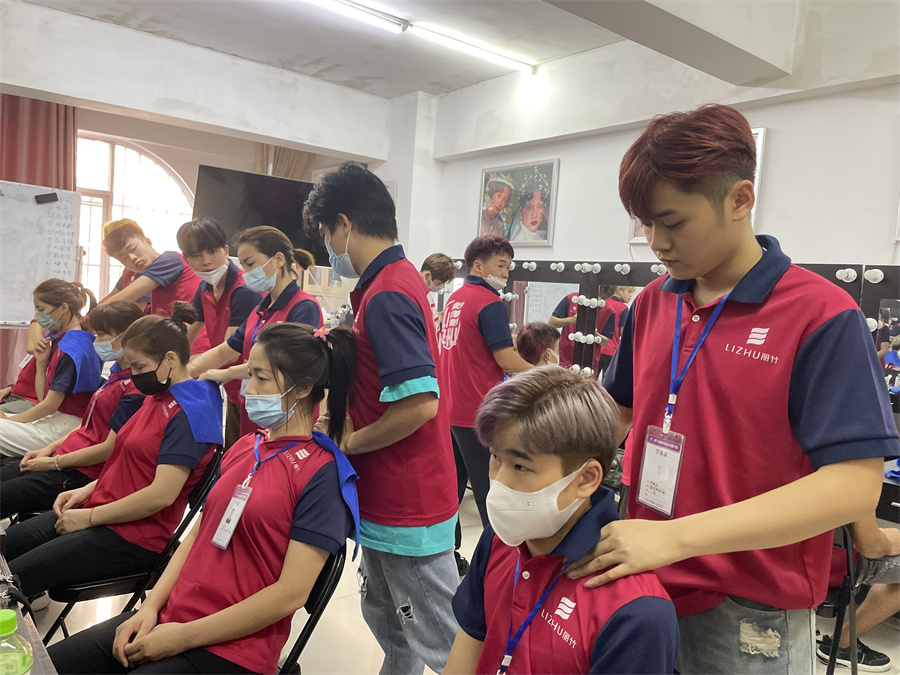 美發(fā)洗護(hù)肩頸按摩注意事項(xiàng) ，廣西美發(fā)學(xué)校培訓(xùn)洗頭