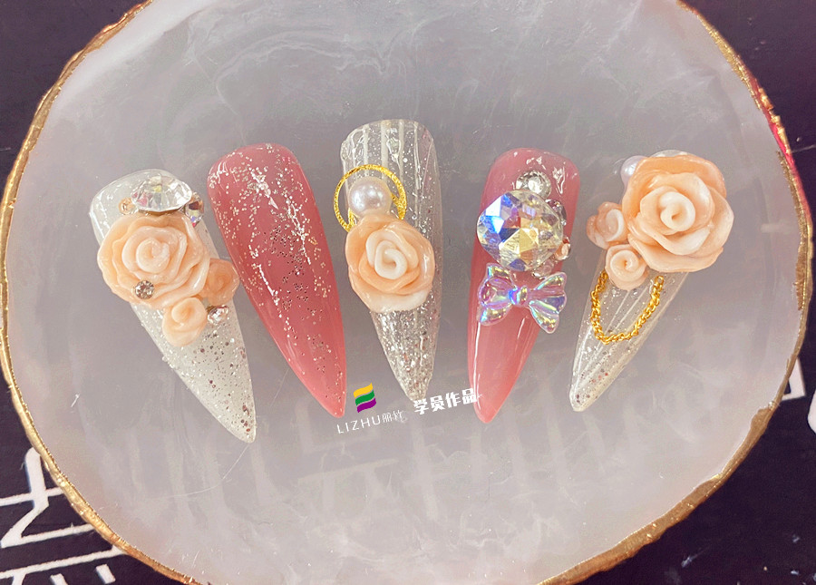 玫瑰雕花美甲作品，告訴你廣西美甲學校哪家好？