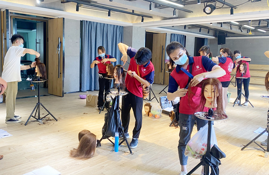 頭發(fā)打薄的注意事項，廣西理發(fā)剪發(fā)學(xué)校教學(xué)