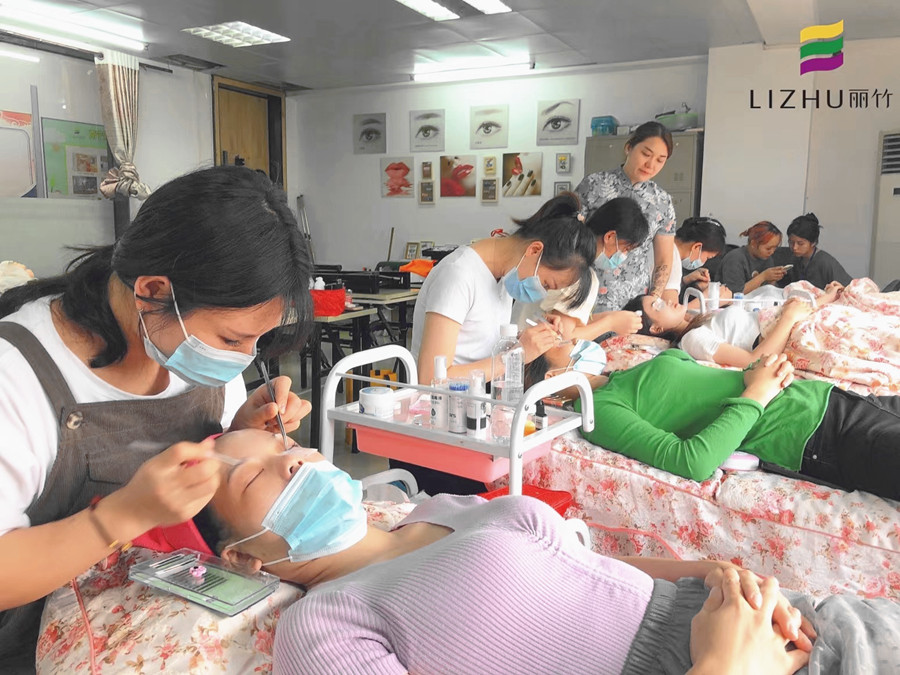 廣西美睫學(xué)校真人實操練習(xí)課堂實況