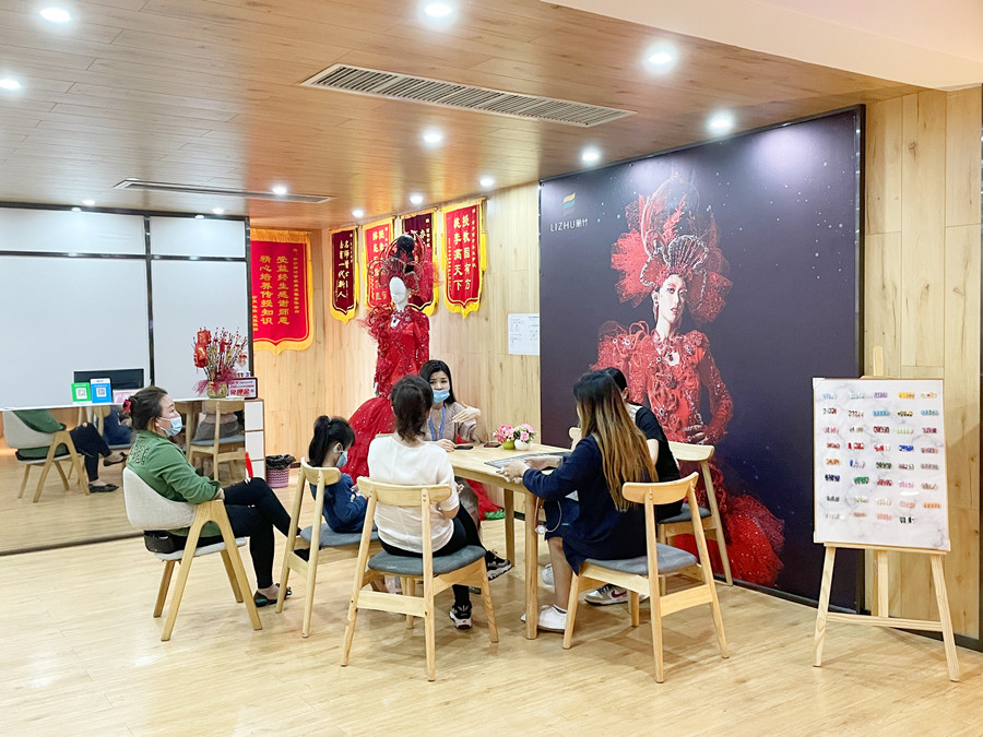 麗竹學(xué)校招生大廳里，全都是人人人人人人