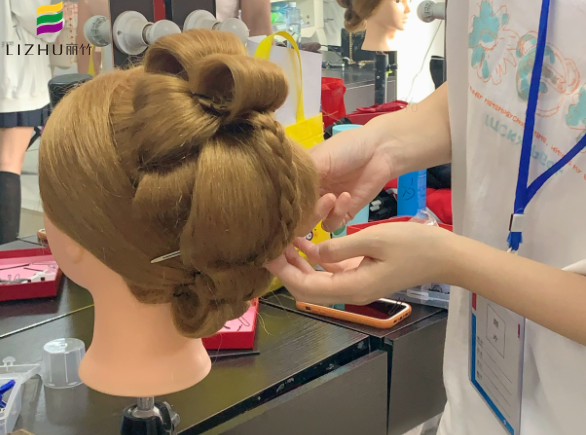 秀禾發(fā)型手打卷教程，南寧化妝盤發(fā)培訓課件