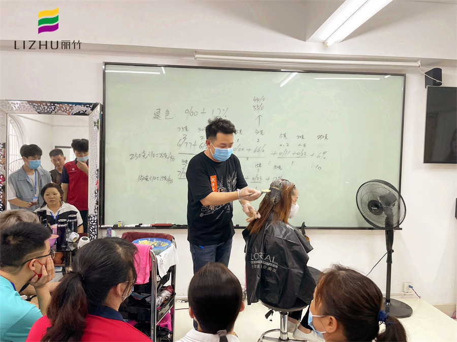 染膏怎么才能涂均勻？廣西染發(fā)培訓(xùn)學(xué)校現(xiàn)場示范