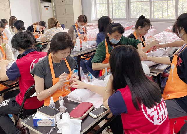 廣西美甲課堂實操：秋冬正確涂指甲油的方法