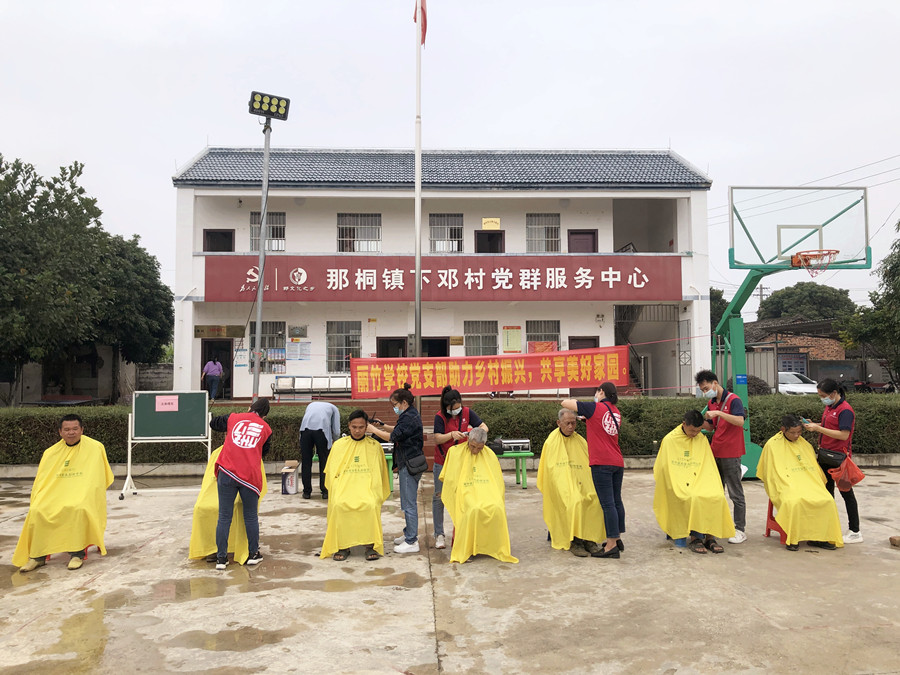 南寧美發(fā)培訓(xùn)學(xué)?！叭锣l(xiāng)”活動(dòng)，群眾連連稱贊