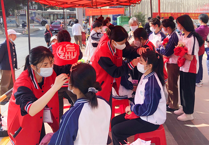 免費化妝 | 廣西彩妝造型專業(yè)學(xué)校插起公益彩妝大旗