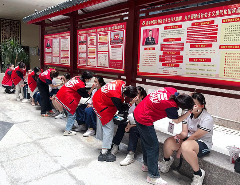 南寧化妝實踐課，為南寧十四中同學(xué)提供化妝服務(wù)