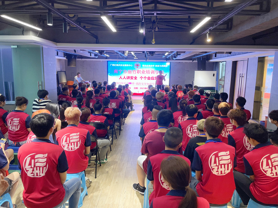 校園消防安全培訓宣講，南寧美業(yè)技術學校校園活動