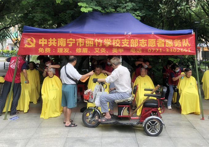 ?小區(qū)免費理發(fā)公益活動，廣西美發(fā)職業(yè)技術學校在進行