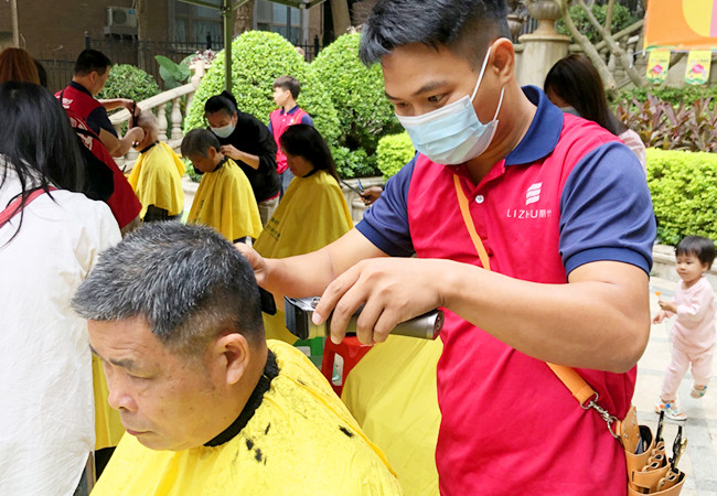 廣西理發(fā)活動(dòng)走進(jìn)澳華社區(qū)和普羅旺斯社區(qū)