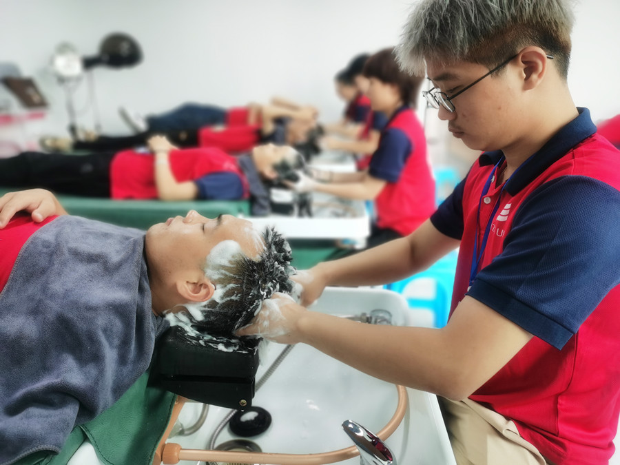 護(hù)發(fā)素洗不干凈的危害，南寧美發(fā)師職業(yè)學(xué)校