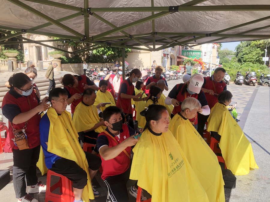 南寧美發(fā)培訓(xùn)班來(lái)普羅旺斯進(jìn)行“學(xué)雷鋒”義剪