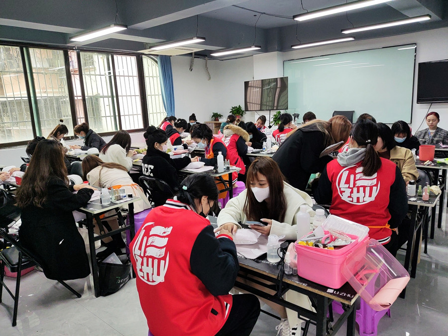 南寧美甲護理培訓：為什么你的指甲又脆又??？