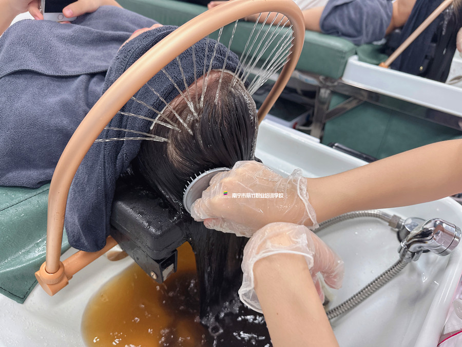 艾葉煮水洗頭好處？廣西頭療養(yǎng)發(fā)學(xué)校講解