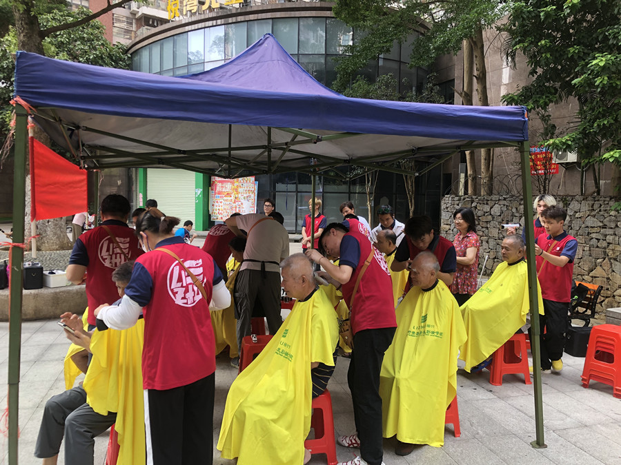 廣西美發(fā)職業(yè)學(xué)校開展“學(xué)雷鋒”免費(fèi)理發(fā)活動(dòng)。