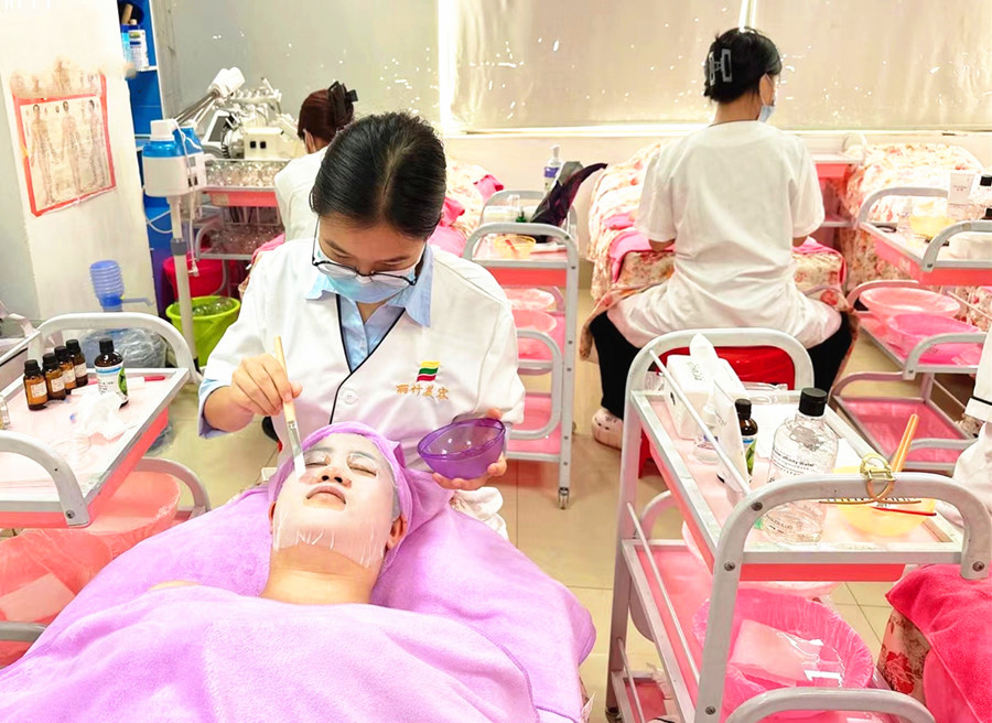 夏季補(bǔ)水的重要性，南寧美容護(hù)膚養(yǎng)顏學(xué)校分享