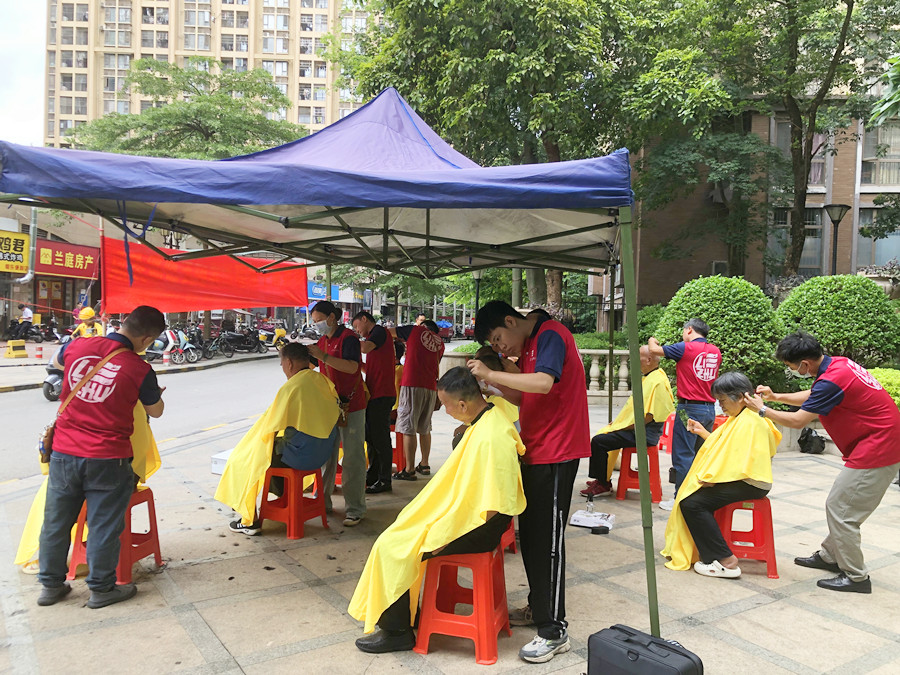 麗竹學(xué)校免費(fèi)理發(fā)服務(wù)送到家，居民連聲感謝