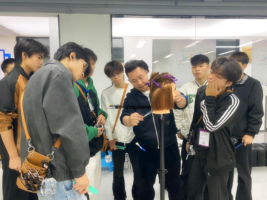 圓形層次修剪，廣西剪發(fā)技術(shù)學(xué)校