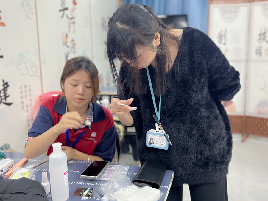 輕奢綠色貓眼美甲，南寧專(zhuān)業(yè)美甲學(xué)校學(xué)員作品