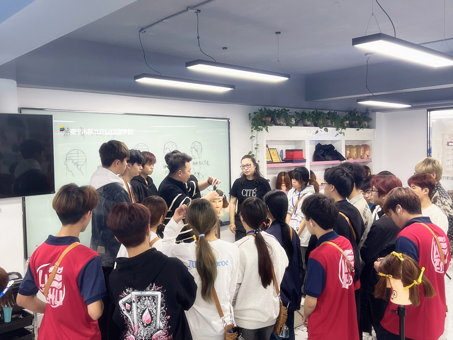 新手學(xué)女士精剪的誤區(qū)，南寧學(xué)發(fā)型