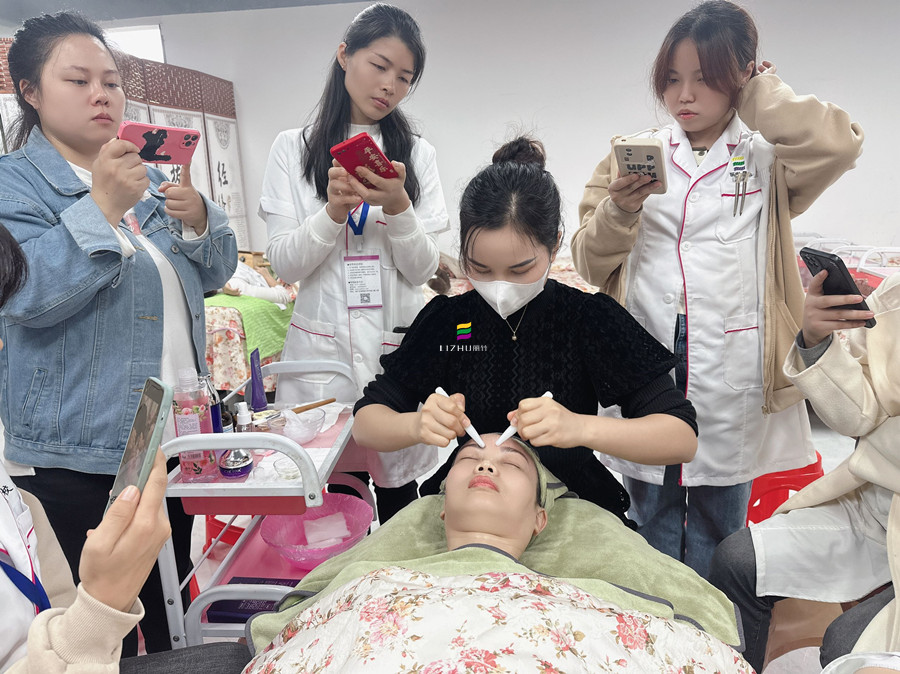 額頭撥筋的注意事項，廣西美容護膚課件講解