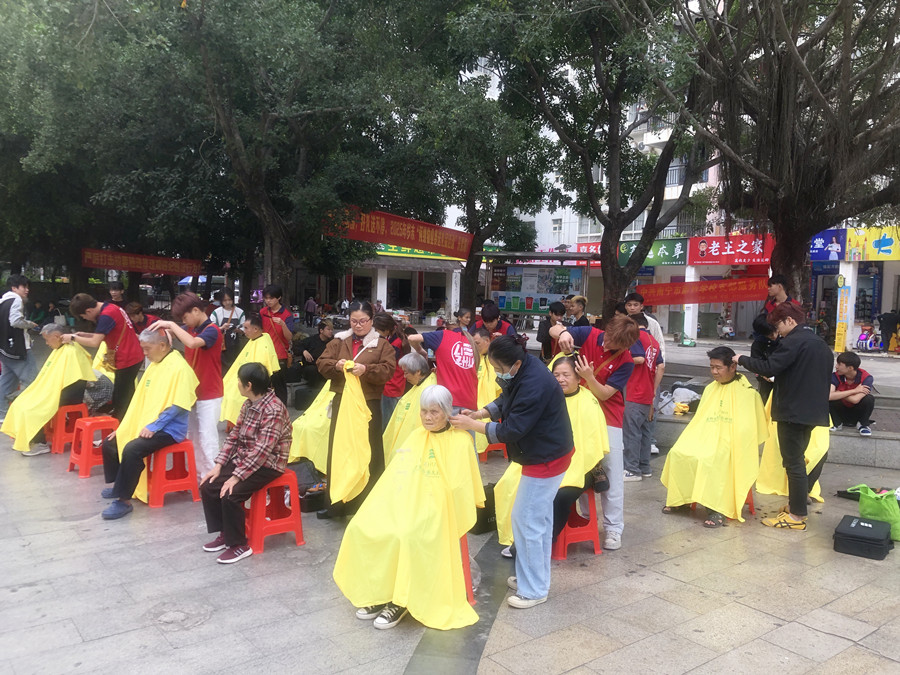 南寧美發(fā)學(xué)校外出實踐活動，檢驗學(xué)員技術(shù)能力