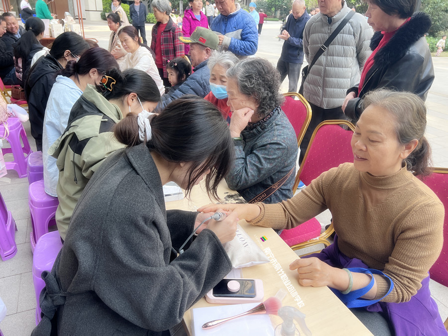 南寧美甲學(xué)校公益活動(dòng)，一場(chǎng)有意義的外出教學(xué)