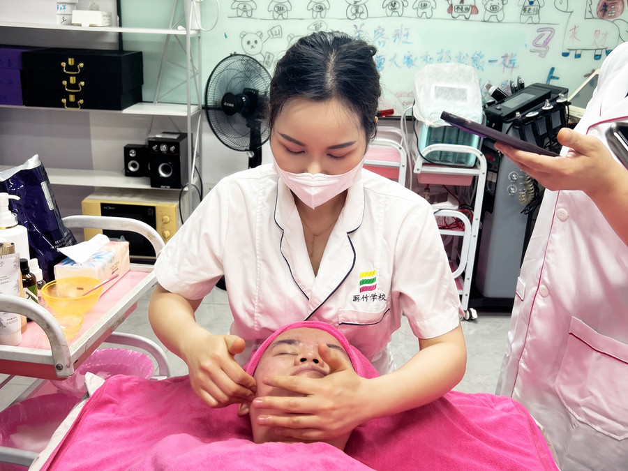 廣西美容護膚專業(yè)學校老師示范面部按摩手法